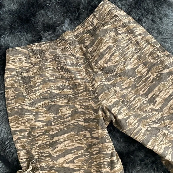 Camo print cropped cargo-style pants - Picture 12 of 16